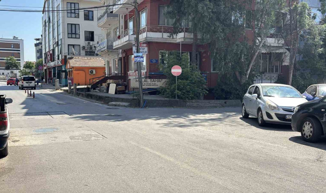 Kaldırıma çıkan otomobil yayalara çarptı: 2 yaralı