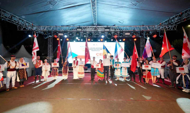 Kartal'da 5. Uluslararası Halk Oyunları Festivali coşkuyla başladı