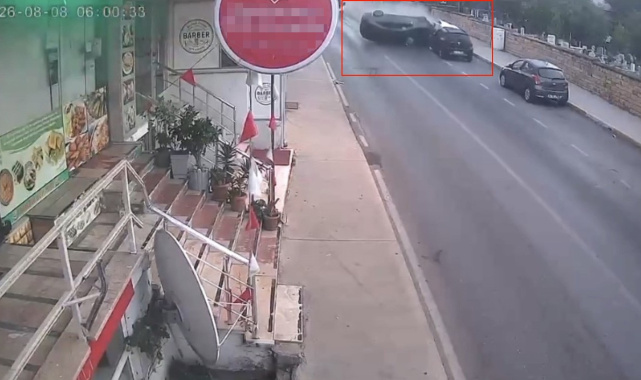 Kartal'da kontrolden çıkan otomobil araçlara çarpıp takla attı