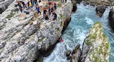 Kayalıklarda halatlı kurtarma