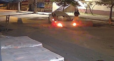 Kazı çalışmasını görmedi: Otomobilin çukura saplandığı anlar kameraya yansıdı