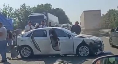 Kocaeli'de iki ayrı noktada 8 araç zincirleme kazaya karıştı