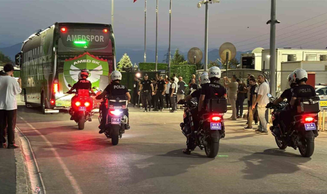 Kocaelispor- Amed SF maçı öncesi takımlar stada geldi