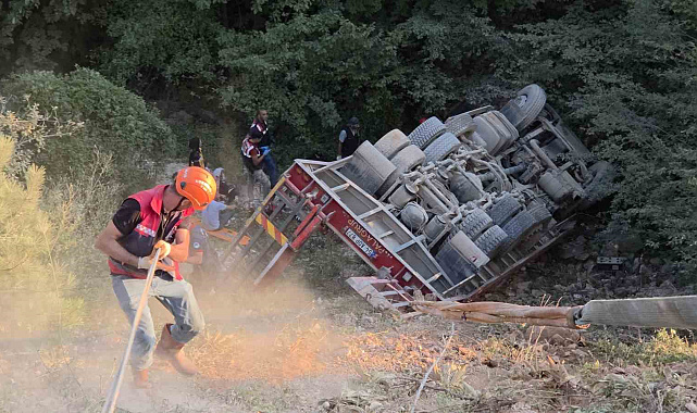 Kontrolden çıkan tır şarampole devrildi, sürücü hayatını kaybetti