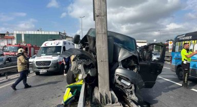Küçükçekmece E5'te yaz kursuna giden çocukları taşıyan araç önce bariyere ardından direğe çarptı: 12 çocuk ve şoför yaralandı