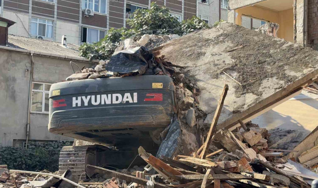 Küçükçekmece'de yıkımı yapılan bina, iş makinesinin üzerine devrildi