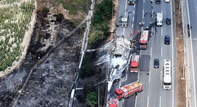 Kuzey Marmara Otoyolu'nda lastik yüklü tırda çıkan yangın tarım arazisine sıçradı