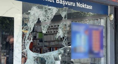 Maskeli hırsızlar camını odunla kırdıkları mağazadan 400 bin liralık telefon çaldı