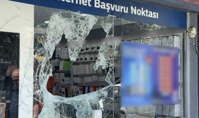 Maskeli hırsızlar camını odunla kırdıkları mağazadan 400 bin liralık telefon çaldı