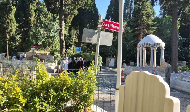 Mezarın açılacağını duyan cemaat mensupları Karacaahmet Mezarlığı'nda toplandı