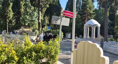 Mezarın açılacağını duyan cemaat mensupları Karacaahmet Mezarlığı'nda toplandı