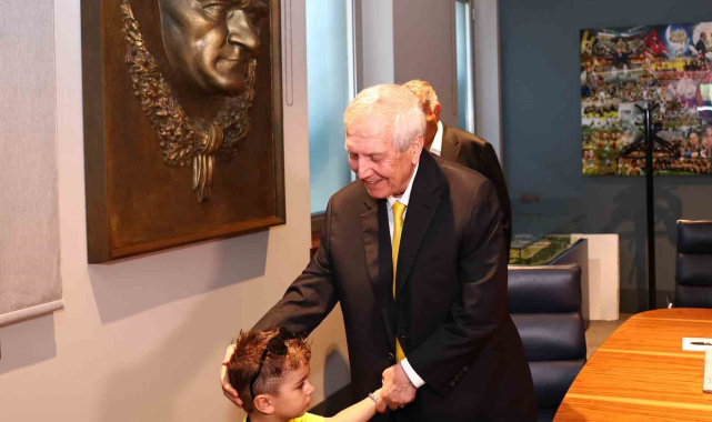 Minik taraftar Göktuğ, Başkan Aziz Yıldırım ve yöneticilerle buluştu