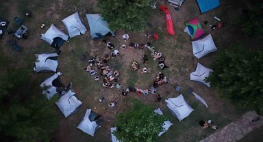 Mutlulukları gözlerinden okundu