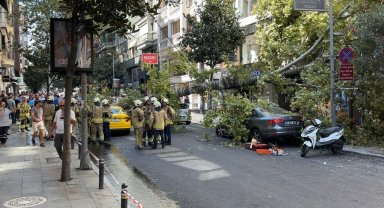 Nişantaşı'nda çınar ağacı iki aracın üzerine devrildi
