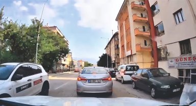 Otomobilden yola çöp atan sürücüyü araç içi kamerası yaktı