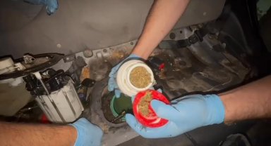 Otomobile zulalanan 6,5 kilo esrar narkotik köpeğiyle bulundu