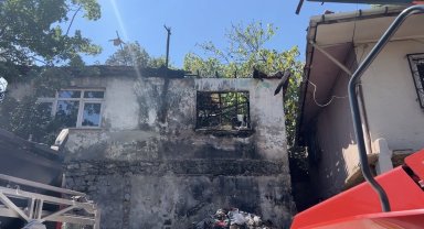 Pendik'te metruk ev yangını yan binaya sıçradı