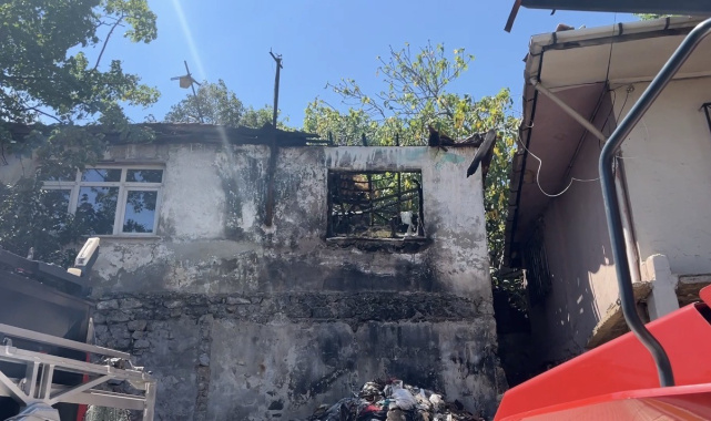 Pendik'te metruk ev yangını yan binaya sıçradı