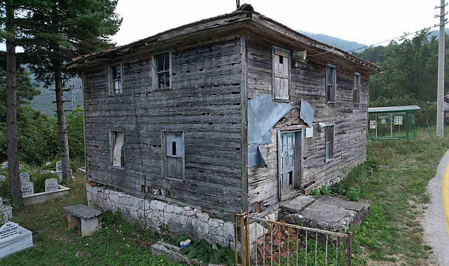 Saman ve toprak sıvalı, el boyaması 78 yıllık ahşap cami zamana yenik düşüyor