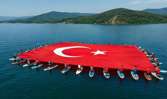 SAPANCA GÖLÜ’NDE DEV TÜRK BAYRAĞIYLA 30 AĞUSTOS COŞKUSU!