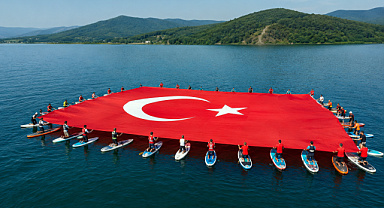 SAPANCA GÖLÜ’NDE DEV TÜRK BAYRAĞIYLA 30 AĞUSTOS COŞKUSU!
