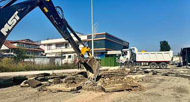 Serdivan’da 18. Cadde yenileniyor: Eski asfalt sökülüyor