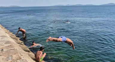 Sıcaktan bunalan İstanbullular kendini Caddebostan Sahili'ne attı