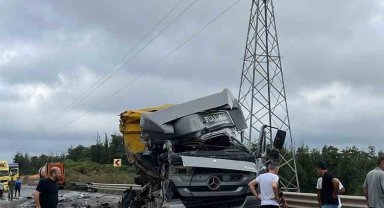 Şile'de korkunç kaza: Çarpışan 2 tır adeta paramparça oldu
