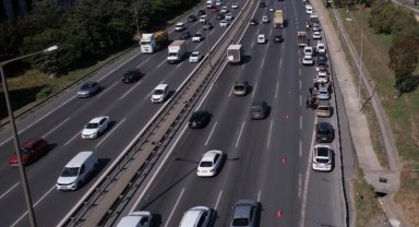 Sultangazi'de 10 araç birbirine girdi: Trafik yoğunluğu havadan görüntülendi