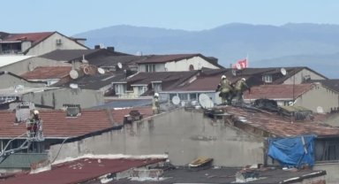 Sultangazi'de çatı tadilatı sırasında yangın çıktı: Bir vatandaş yangına su dökerek müdahale etti