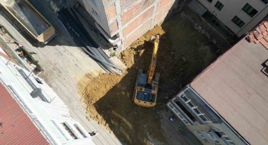 Sultangazi'de temel kazısı sırasında zarar gören binanın çevresindeki 3 bina daha tahliye edildi