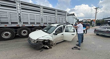 SUV ile otomobil çarpıştı: Kaza anı güvenlik kamerasına yansıdı