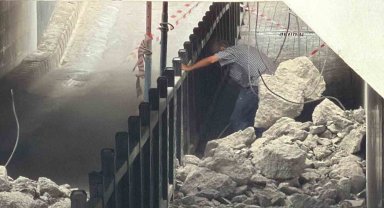 Tehlikeye aldırış etmedi: Çöken alt geçide girip testereyle demir kesti