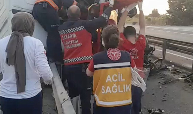 Tır önce akaryakıt istasyonu duvarına sonra refüje çarptı: 1 ölü, 1 yaralı