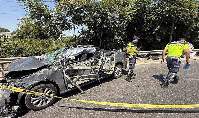 Tıra arkadan çarpan otomobilin tavanı koptu: Uzman onbaşı hayatını kaybetti