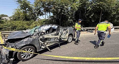 Tıra arkadan çarpan otomobilin tavanı koptu: Uzman onbaşı hayatını kaybetti