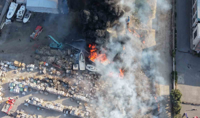 Tuzla'da otluk alanda çıkan yangın teknelere sıçradı: Alevler dron ile görüntülendi