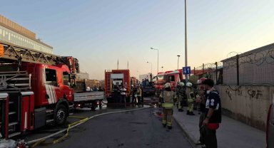 Tuzla'da seramik deposu ve teknelere sıçrayan yangın söndürüldü
