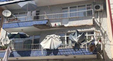 Ümraniye'de 3 katlı binanın balkonu çöktü: 2 araç hasar gördü
