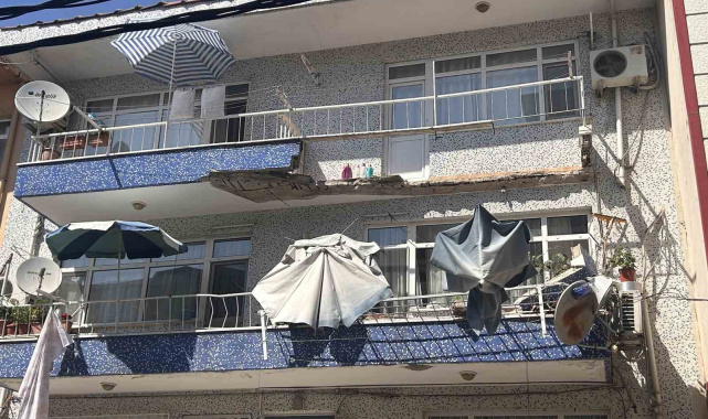 Ümraniye'de 3 katlı binanın balkonu çöktü: 2 araç hasar gördü