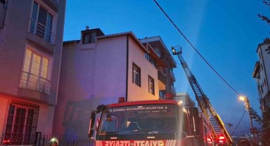 Ümraniye'de 5 katlı binanın çatısında çıkan yangın paniğe neden oldu