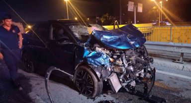 Ümraniye'de hafif ticari araç ile otomobil çarpıştı: 4'ü ağır, 6 yaralı