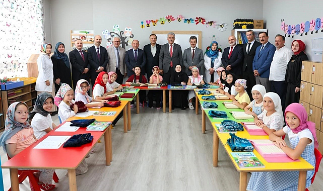 Vali Makas, Kültür Mahallesi'nde öğrencilerle buluştu