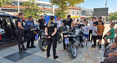 Yunus polisleri Kur'an kursu öğrencilerini sevindirdi