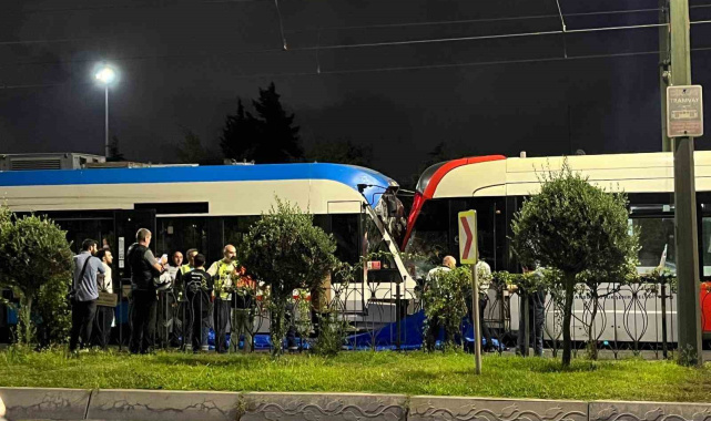 Zeytinburnu'nda iki tramvay çarpıştı: 9 yaralı