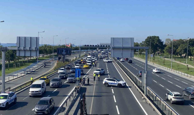 Zeytinburnu'nda panelvan araç alev alev yandı