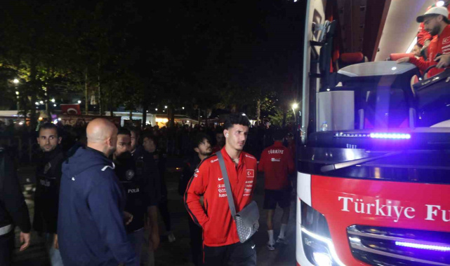 A Milli Futbol Takımı'nı otel önünde yüzlerce taraftar karşıladı