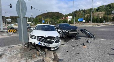 Abant Kavşağı'nda iki otomobil çarpıştı