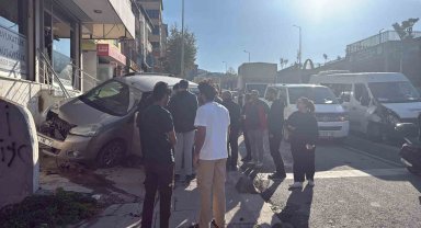 Arnavutköy'de kaza anı kamerada: Çarpışmanın etkisiyle kaldırıma uçtu