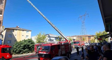 Ataşehir'de 5 katlı binanın çatı katında yangın